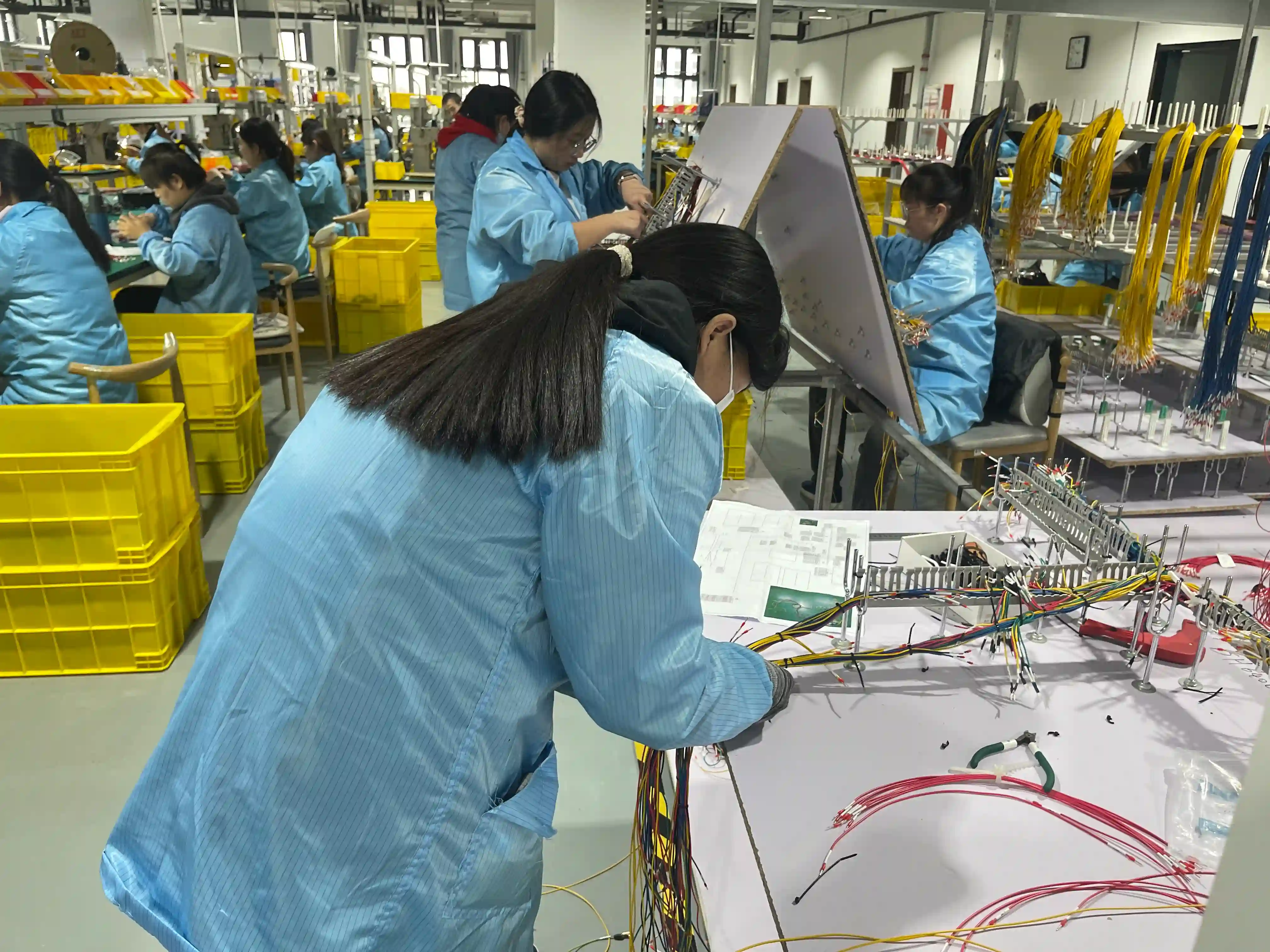 Estándares de Dibujo para Ensamblajes de Cables: Cómo Documentar su Diseño sin Ambigüedades que Destruyan la Producción