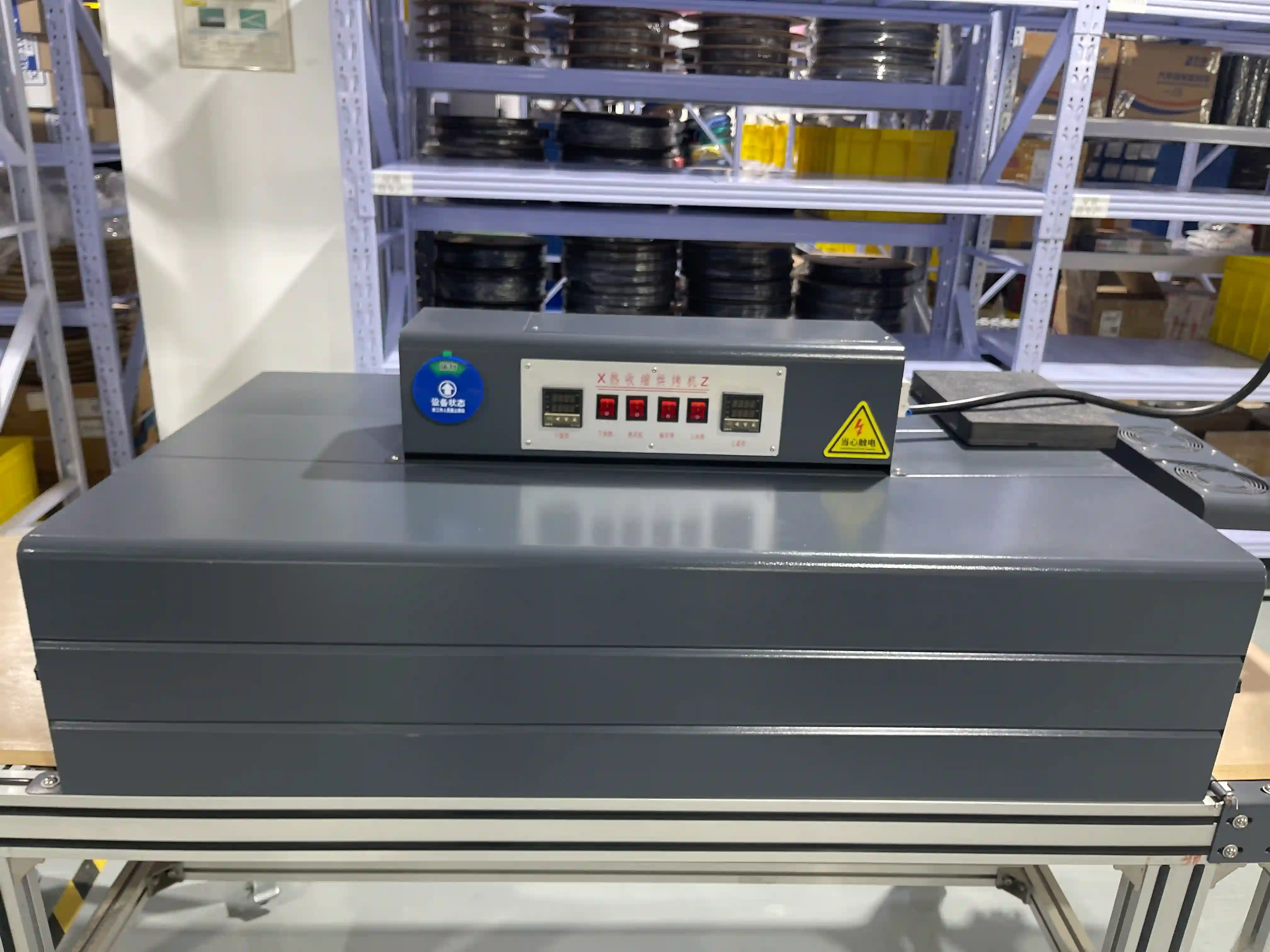 Proceso de termocontracción en ensamblaje de cables